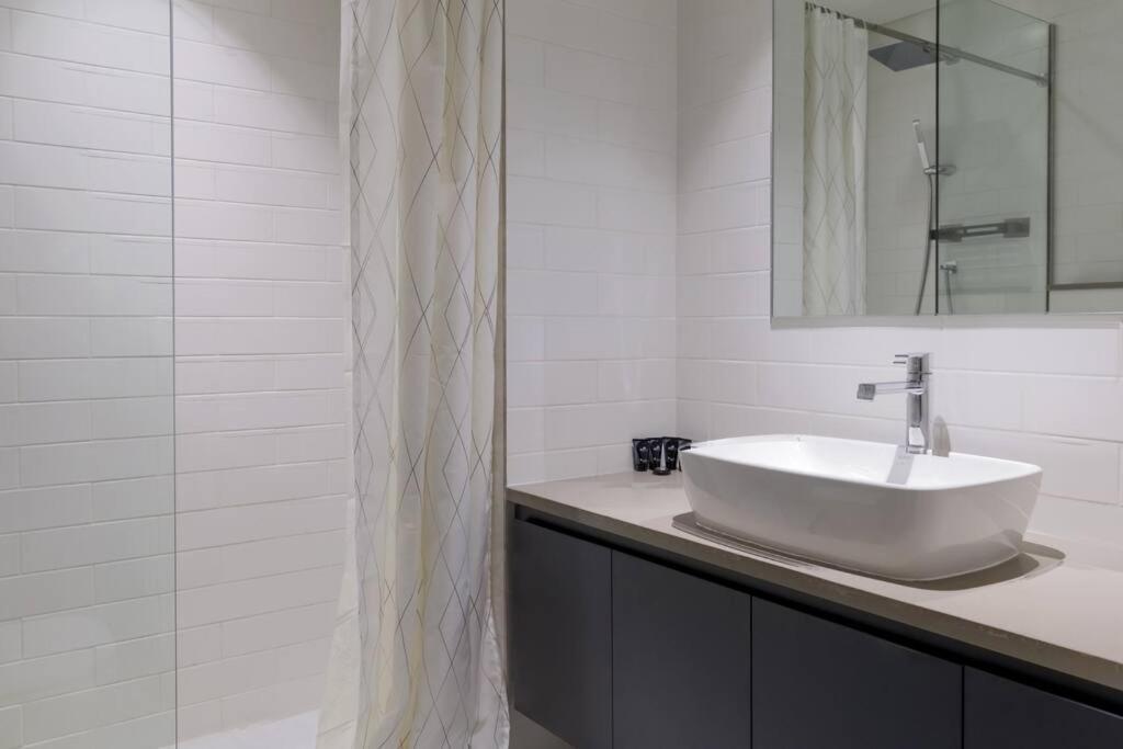 Sahab - Solo 1Br Apt In Al Jada Sharjah Buitenkant foto